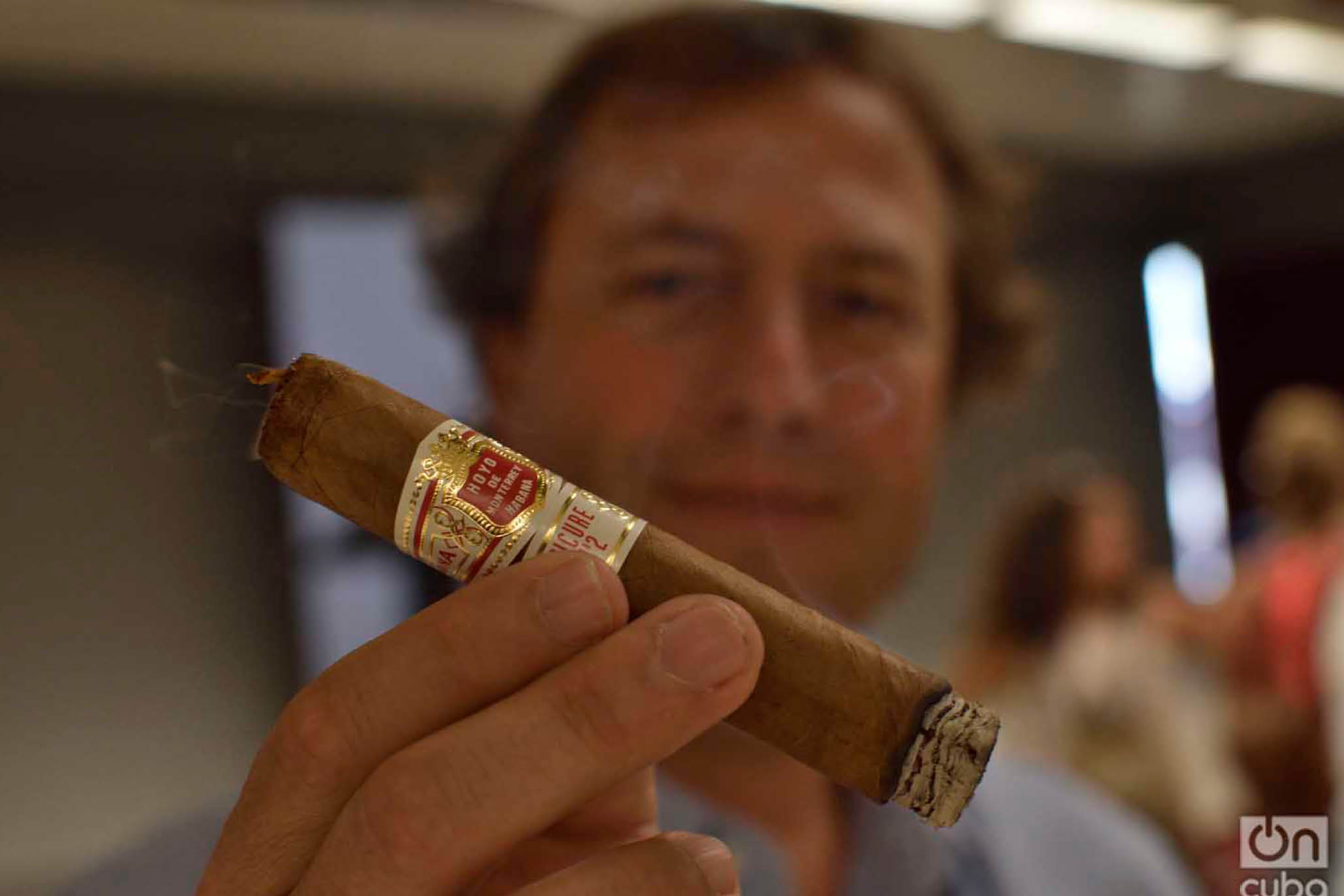 Jos Ma L pez Inchaurbe (i) Vicepresidente de Desarrollo de Habano s.a, muestra un cohiba. Foto: Otmaro Rodr guez